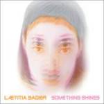 LAETITIA SADIER – NENÁPADNÝ OPAK SPOTREBNEJ KULTÚRY