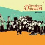 MONSIEUR DOUMANI – SKOK Z NIKÓZIE DO POZORNOSTI EXPERTOV NA HUDBU SVETA