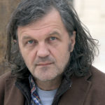 EMIR KUSTURICA UŽ LEŠTÍ SÚKROMNÉ LIETADLO, NA KTOROM PRILETÍ NA FESTIVAL LODENICA DO PIEŠŤAN