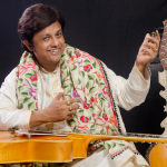 DEBASHISH BHATTACHARYA – HAVAJSKÁ GITARA A SITAR